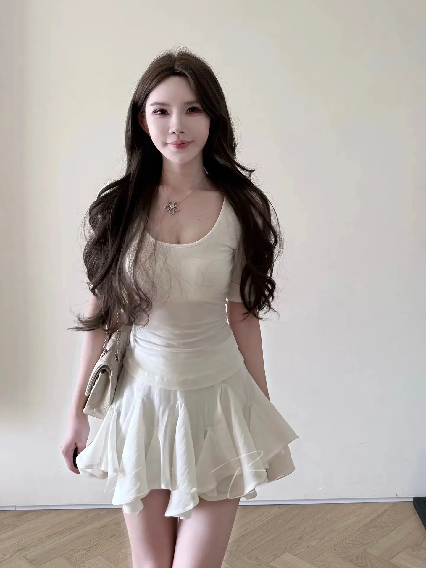 Slimming Effectiveness Summer New Style U-Neck Mid-Sleeve Base Shirt T-Shirt High Waist Elastic A-Line Skirt Youthful Set
Slimming Effectiveness Summer New Style U-Neck Mid-Sleeve Base Shirt T-Shirt High Waist Elastic A-Line Skirt Youthful Set