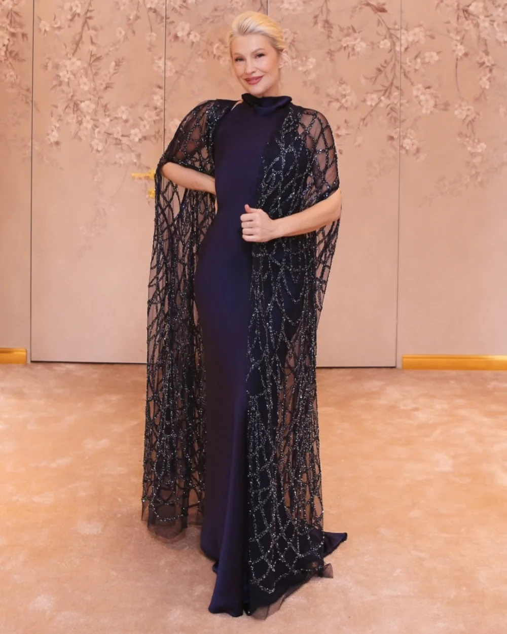 Customized Exquisite Women Charmeuse Beading Pleat Straight Evening Dresses Modern Style High Collar Sleeveless Long Party Gowns
Customized Exquisite Women Charmeuse Beading Pleat Straight Evening Dresses Modern Style High Collar Sleeveless Long Party Gowns