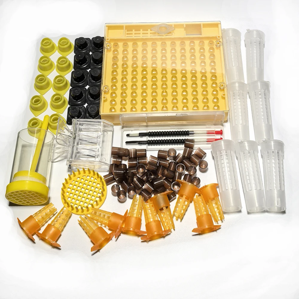 Профессиональный стартовый комплект для выращивания пчелиной королевы — включает в себя пластиковые чашки с коричневыми клетками, клетки для королевы, комнатные чашки и основные пчеловодство.
Профессиональный стартовый комплект для выращивания пчелиной королевы — включает в себя пластиковые чашки с коричневыми клетками, клетки для королевы, комнатные чашки и основные пчеловодство.