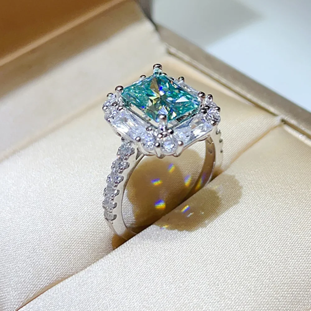 3ct Paramount Green Radiant Moissanite Rings Women Gril Gift S925 Sterling Silver Sparkling Rectangular Lab Diamond Ring Jewelry
3ct Paramount Green Radiant Moissanite Rings Women Gril Gift S925 Sterling Silver Sparkling Rectangular Lab Diamond Ring Jewelry