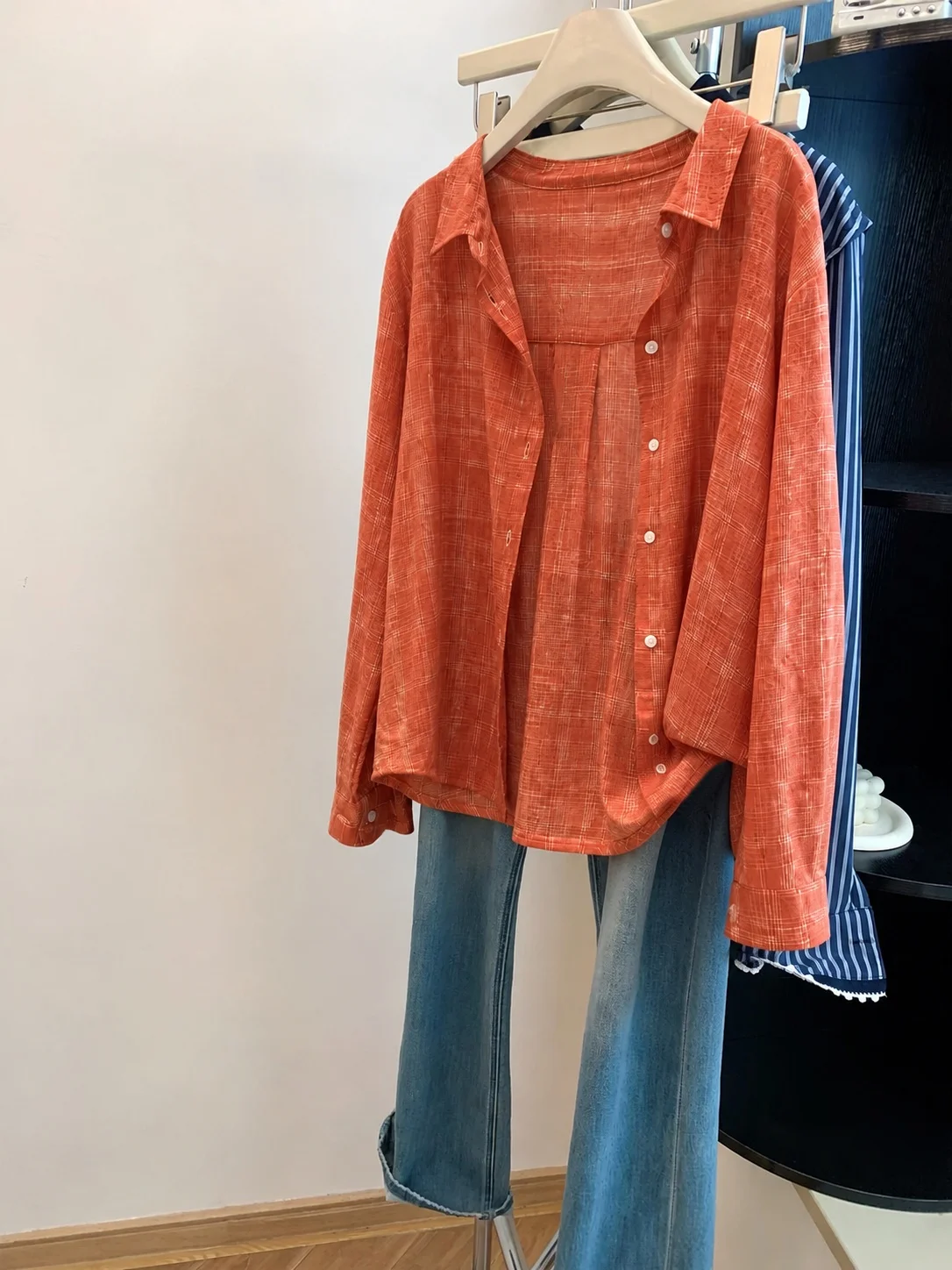 Retro Orange Tone Texture Women's Summer Thin Breathable Flip Collar Loose Lazy Style Long Sleeve Shirt Casual Loose Fit Shirt
Retro Orange Tone Texture Women's Summer Thin Breathable Flip Collar Loose Lazy Style Long Sleeve Shirt Casual Loose Fit Shirt