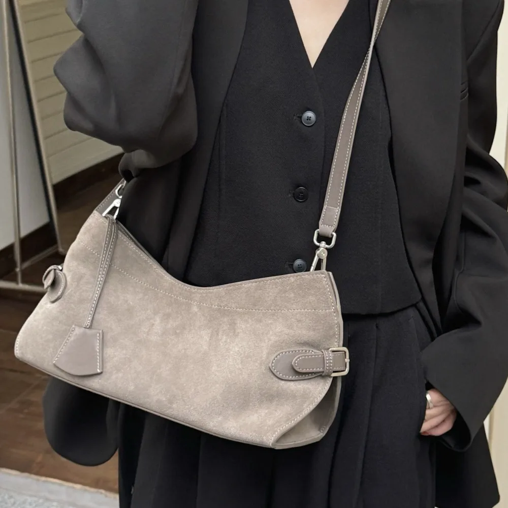 2026 Luxury 100% Matte Cowhide Shoulder Bag for Women Crossbody Purse Boho Chic Commuter Underarm Winter Handbag
2026 Luxury 100% Matte Cowhide Shoulder Bag for Women Crossbody Purse Boho Chic Commuter Underarm Winter Handbag