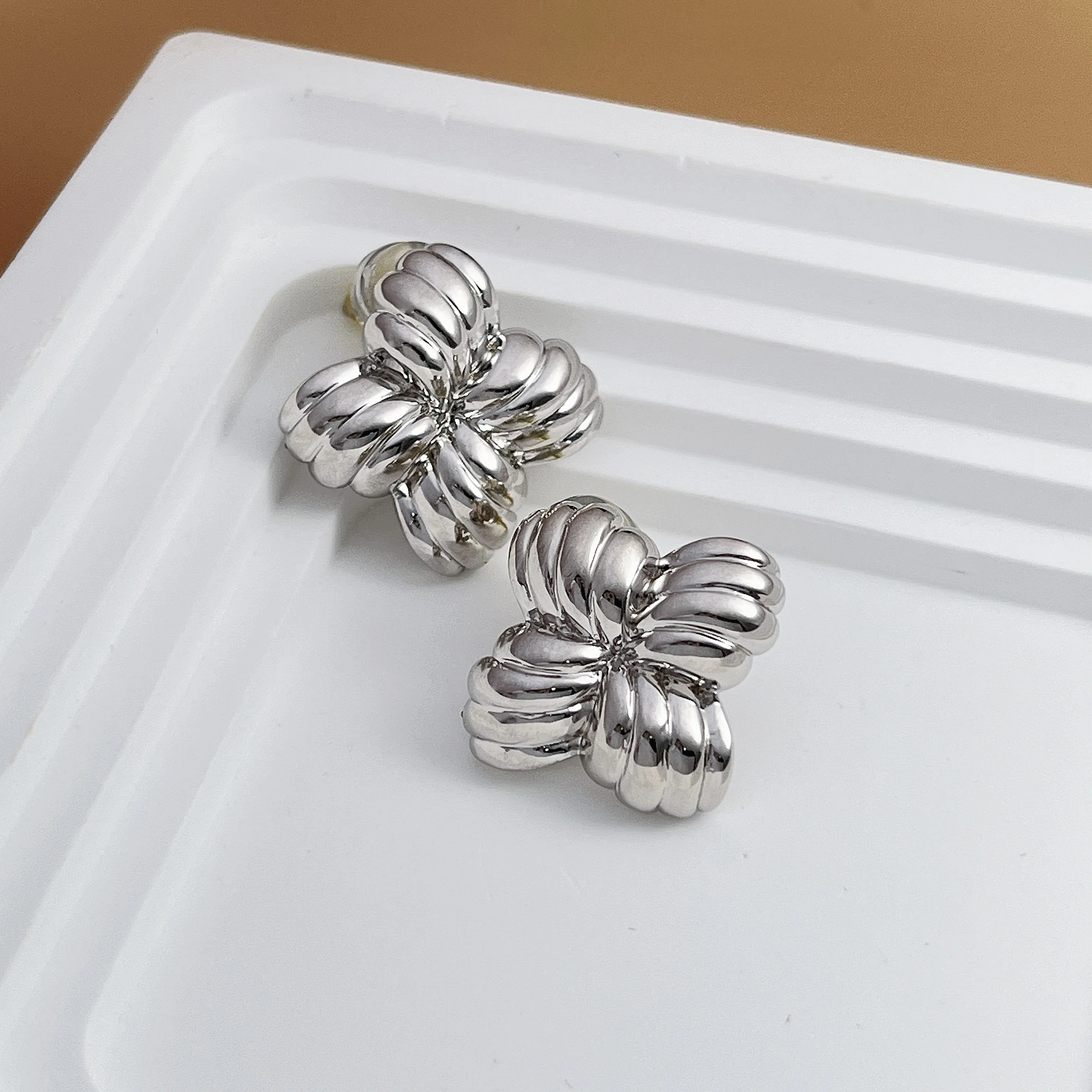 European and American retro personalized four-leaf earrings, simple and versatile, suitable for commuting, high-end jewelry 
European and American retro personalized four-leaf earrings, simple and versatile, suitable for commuting, high-end jewelry