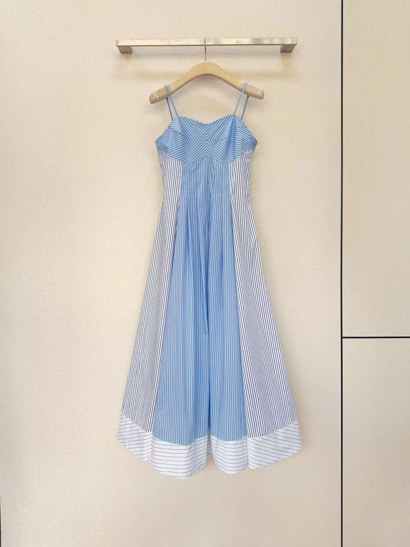 Women Blue Striped Sling Robe 2026 V-Neck High Waist Sleeveless Casual Cotton Blend Long Dress
Women Blue Striped Sling Robe 2026 V-Neck High Waist Sleeveless Casual Cotton Blend Long Dress
