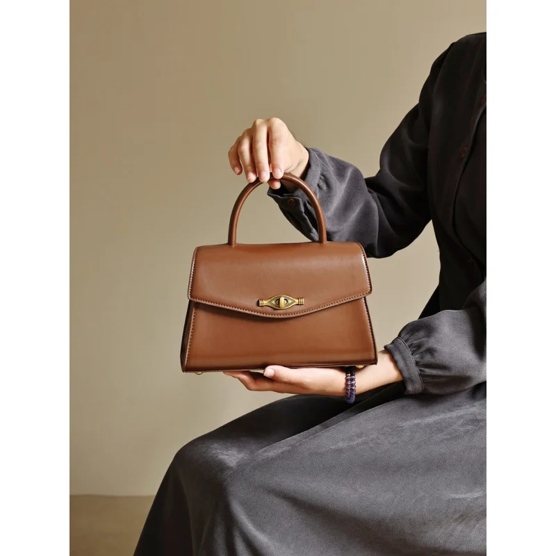 Autumn and Winter Trendy Fashion Niche Simple Casual Versatile Crossbody Bag,Small Square Bag New Style High-End Handbag,Flip Co
Autumn and Winter Trendy Fashion Niche Simple Casual Versatile Crossbody Bag,Small Square Bag New Style High-End Handbag,Flip Co