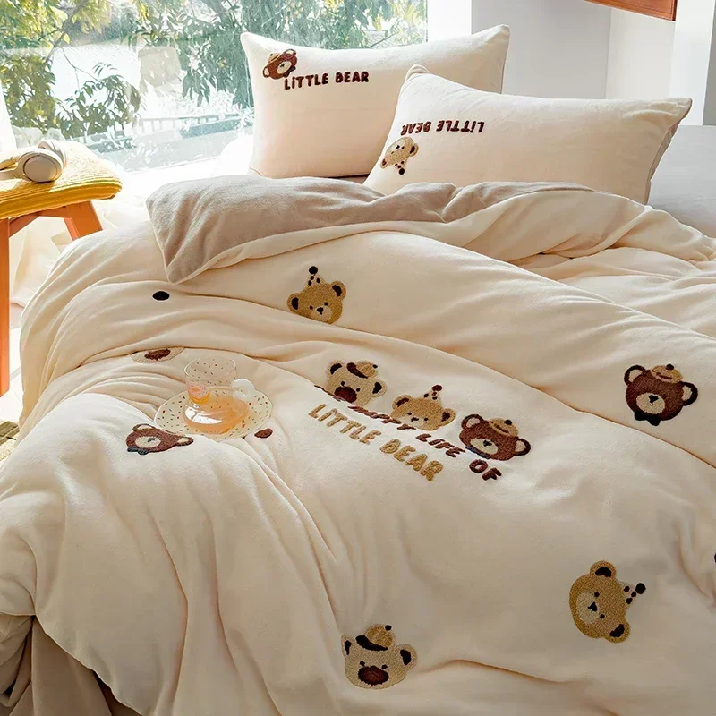 New High-End Embroidered Warm Winter Bedding Set Milk Fleece Warmth Duvet Cover Set with Sheet Cozy Quilt Cover and Pillowcases
New High-End Embroidered Warm Winter Bedding Set Milk Fleece Warmth Duvet Cover Set with Sheet Cozy Quilt Cover and Pillowcases