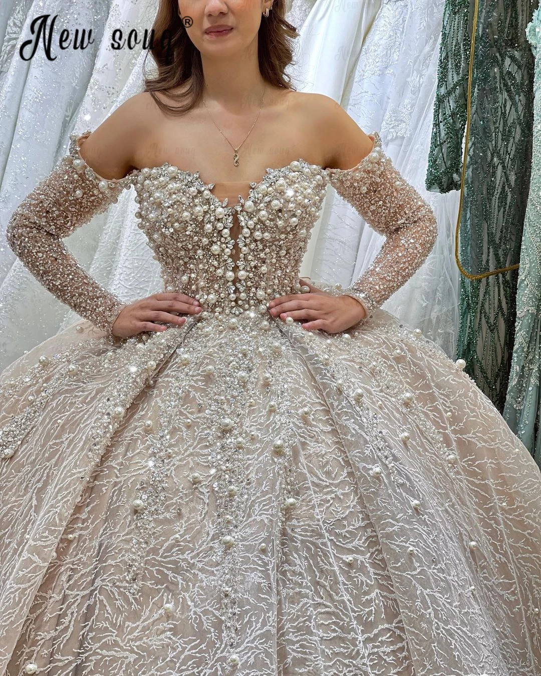 Romantic Champagne Long Sleeve Wedding Dress Puffy Off Shoulder Bridal Gowns Heavy Beaded Stones Vestido De Casamento Plus Size
Romantic Champagne Long Sleeve Wedding Dress Puffy Off Shoulder Bridal Gowns Heavy Beaded Stones Vestido De Casamento Plus Size