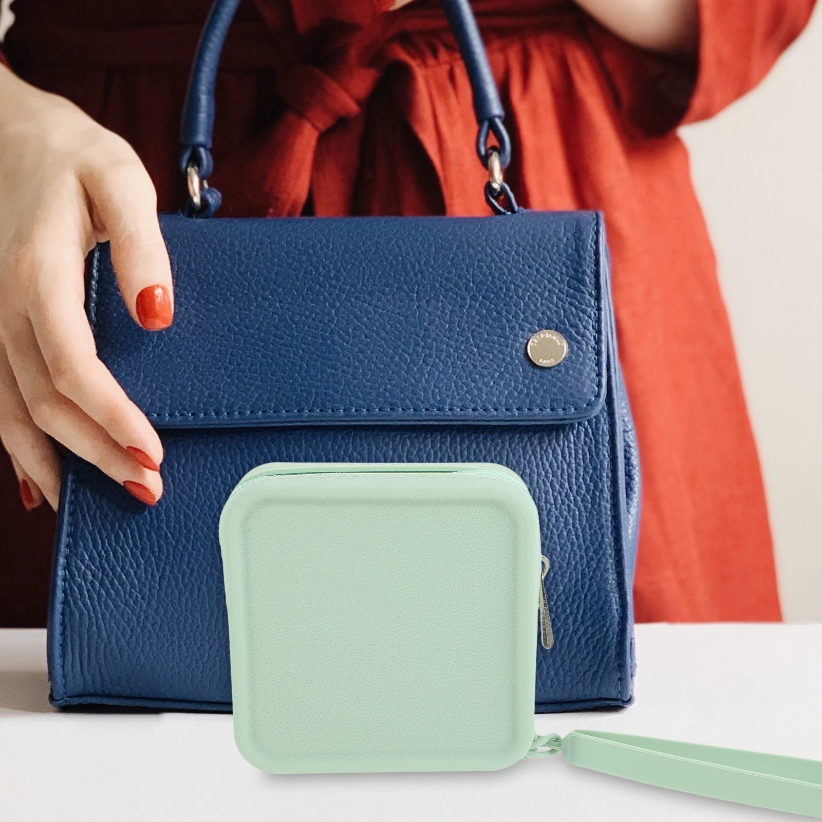 Силиконовая сумка для хранения гигиенических салфеток, небольшая дорожная сумка с застежкой-молнией, легкий компактный органайзер для 
Силиконовая сумка для хранения гигиенических салфеток, небольшая дорожная сумка с застежкой-молнией, легкий компактный органайзер для