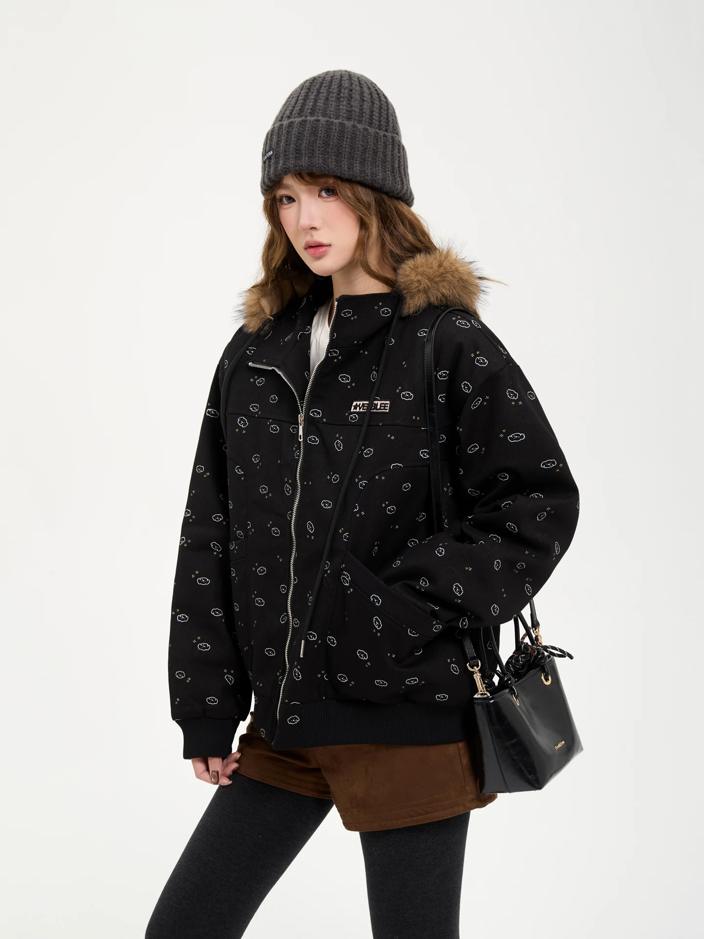 7KEEWEN Зимняя утепленная хлопковая куртка женская, уличный стиль, свободный крой, на молнии, с длинными рукавами, с принтом, с черным меховым воротником
7KEEWEN Зимняя утепленная хлопковая куртка женская, уличный стиль, свободный крой, на молнии, с длинными рукавами, с принтом, с черным меховым воротником