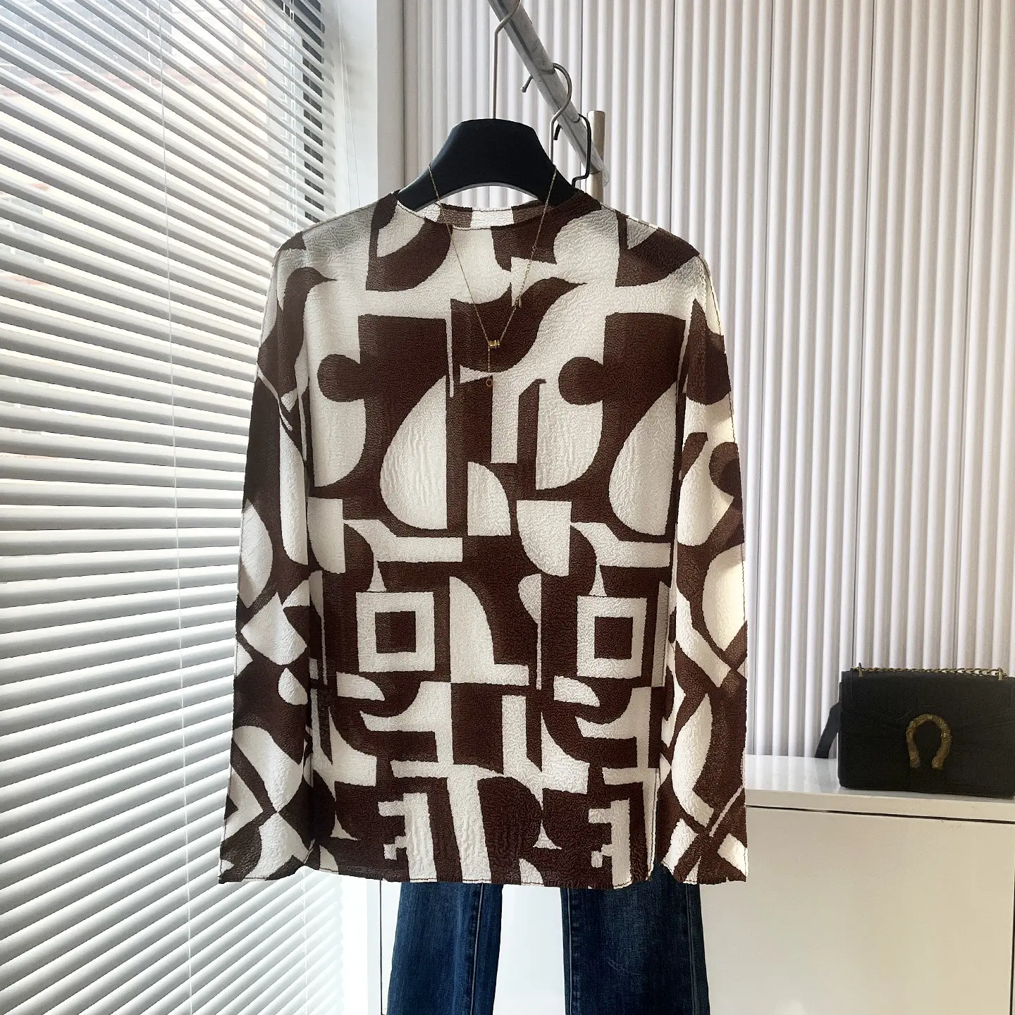 Женский коричневый, белый цвет, текстурированный топ с длинными рукавами и геометрическим узором, свободный силуэт, мягкая ткань, модная повседневная одежда, модный шик
Женский коричневый, белый цвет, текстурированный топ с длинными рукавами и геометрическим узором, свободный силуэт, мягкая ткань, модная повседневная одежда, модный шик