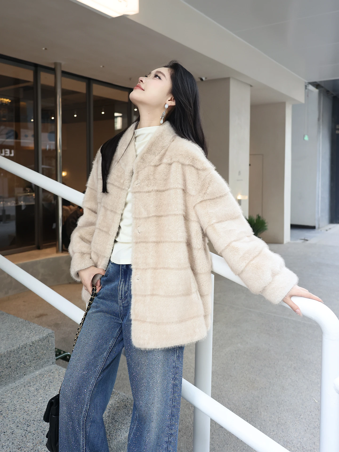 Экологичная женская куртка из искусственного меха норки с высоким воротником, градиентной расцветки, средней длины, теплая, для повседневного использования
Экологичная женская куртка из искусственного меха норки с высоким воротником, градиентной расцветки, средней длины, теплая, для повседневного использования