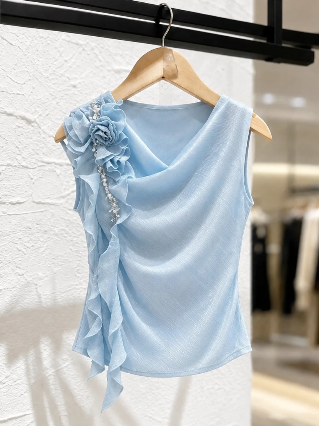 Fashionable Summer Sleeveless Vest Women's Style 3D Flower Design Versatile Simple Silk Top Korean Version Straight Cut
Fashionable Summer Sleeveless Vest Women's Style 3D Flower Design Versatile Simple Silk Top Korean Version Straight Cut