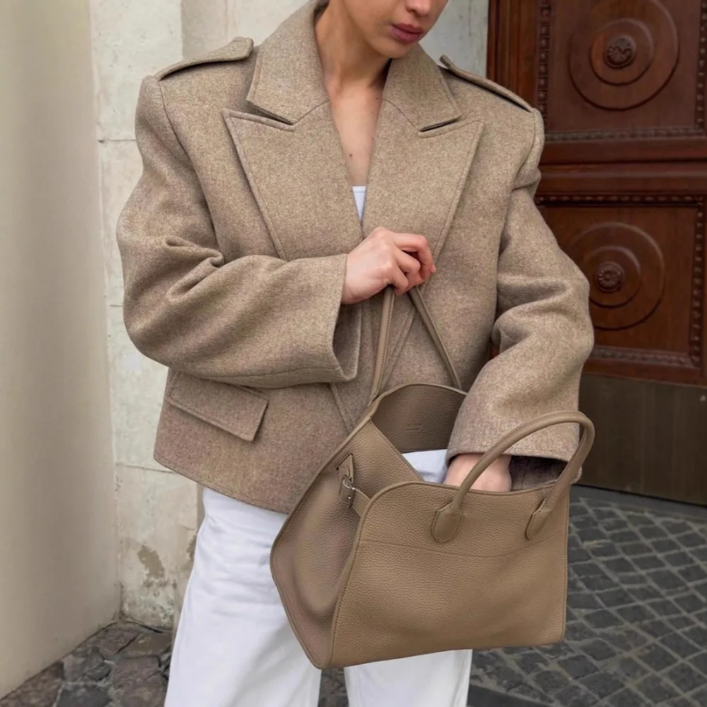 Retro Shoulder Pad Warm Woolen Coat Autumn and Winter Women Elegant Loose Thick Hanging Office Party Conference Casual Jacket
Retro Shoulder Pad Warm Woolen Coat Autumn and Winter Women Elegant Loose Thick Hanging Office Party Conference Casual Jacket
