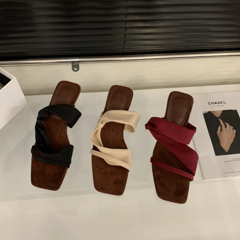 Женские босоножки на высоком каблуке на наклонном каблуке, тапочки с квадратной головкой и открытым носком, летние универсальные сандалии с темпераментом
Женские босоножки на высоком каблуке на наклонном каблуке, тапочки с квадратной головкой и открытым носком, летние универсальные сандалии с темпераментом