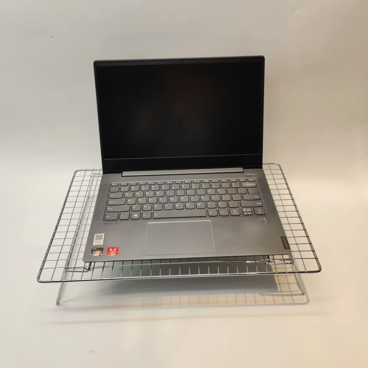 Desktop straight stand, convenient laptop cooling support stand, detachable and foldable, easy to carry, height increasing and w
Desktop straight stand, convenient laptop cooling support stand, detachable and foldable, easy to carry, height increasing and w