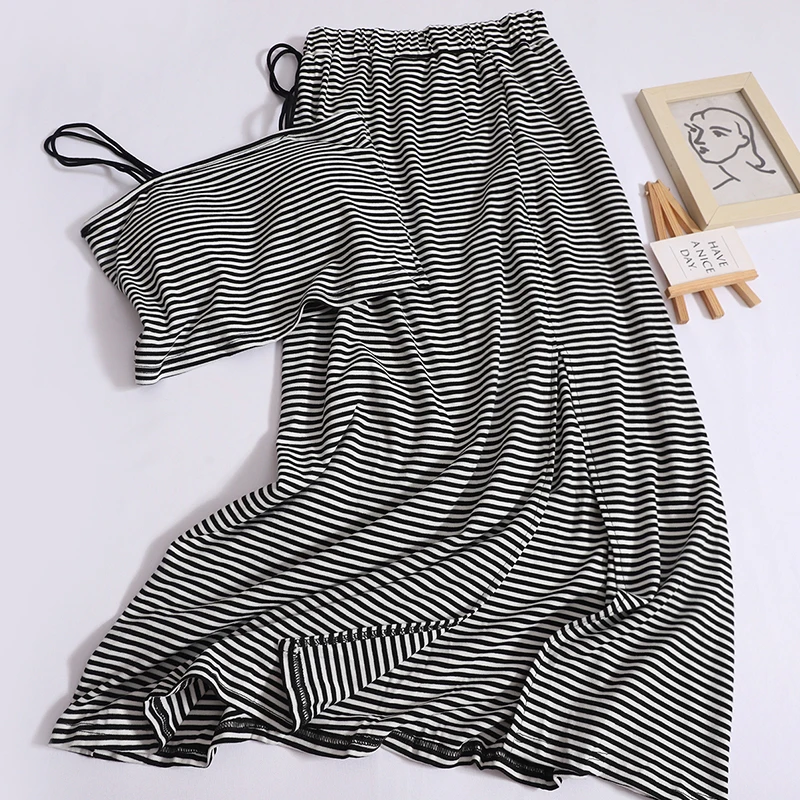 Женский костюм с плиссированной юбкой, черный и фиолетовый топ в полоску с открытой спиной и длинная юбка трапециевидной формы с высокой эластичной талией, лето 2024
Женский костюм с плиссированной юбкой, черный и фиолетовый топ в полоску с открытой спиной и длинная юбка трапециевидной формы с высокой эластичной талией, лето 2024