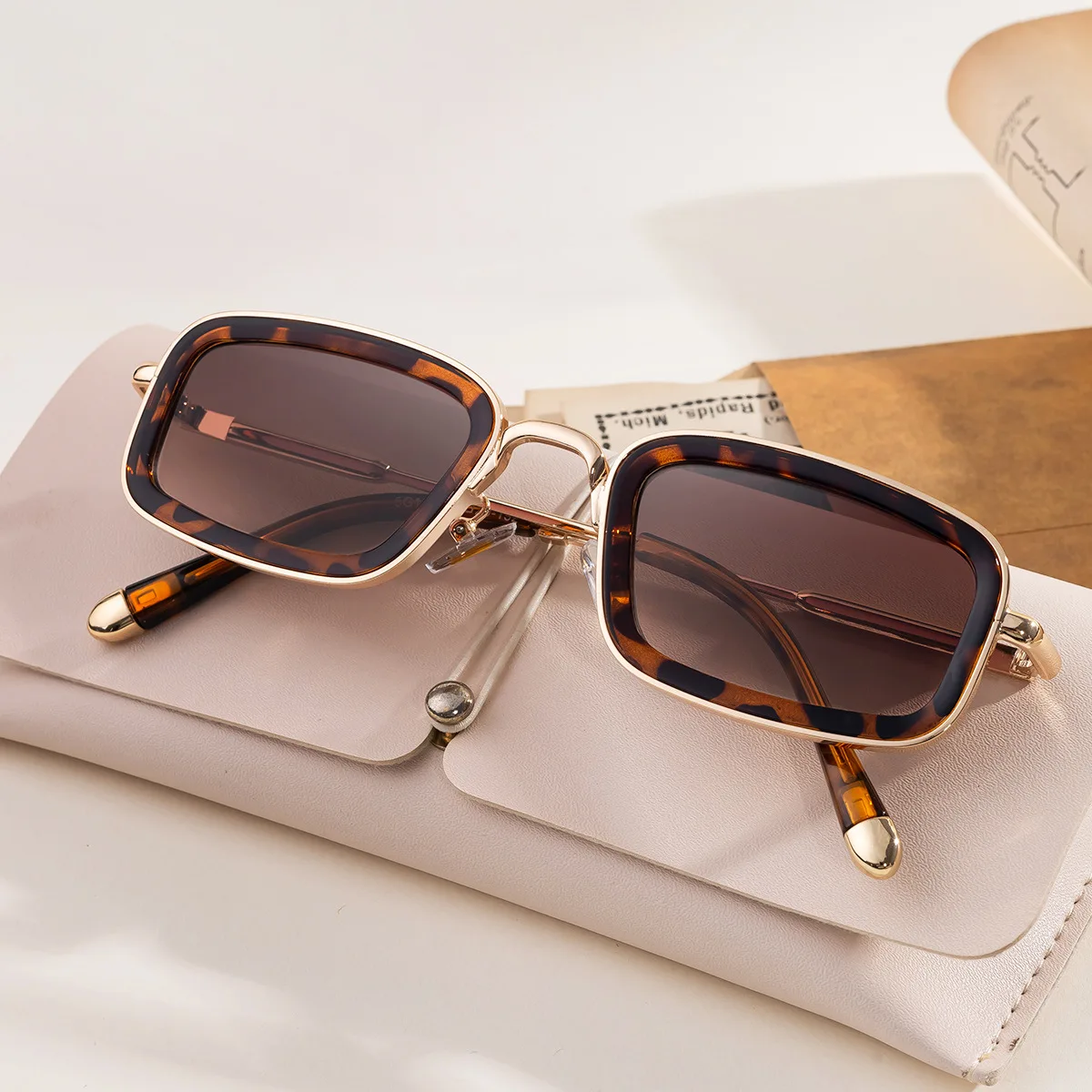 Men Metal Small Frame Sunglasses with Advanced Sense for Women's Outdoor Sunscreen Mirrors Street Photography Decorative Mirror
Men Metal Small Frame Sunglasses with Advanced Sense for Women's Outdoor Sunscreen Mirrors Street Photography Decorative Mirror