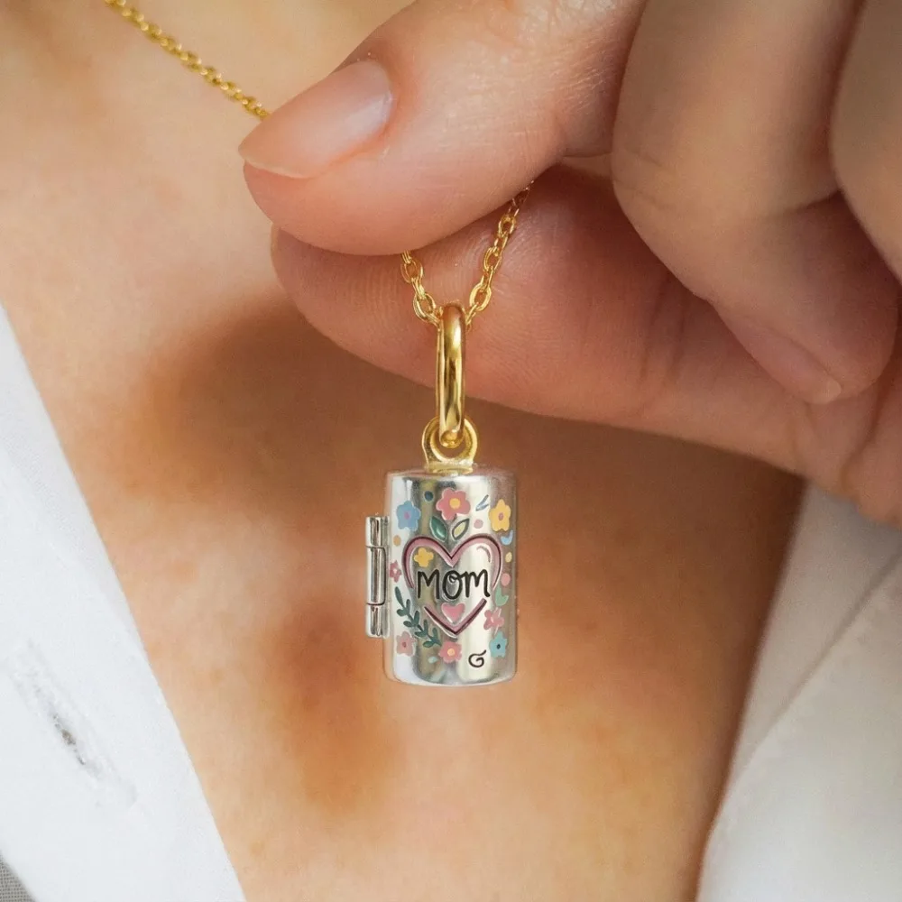 Light Luxury Cylinder Love Heart Openable Locket Necklace Exquisite Compact Design Minimalist High-End Jewelry For Women Gift
Light Luxury Cylinder Love Heart Openable Locket Necklace Exquisite Compact Design Minimalist High-End Jewelry For Women Gift