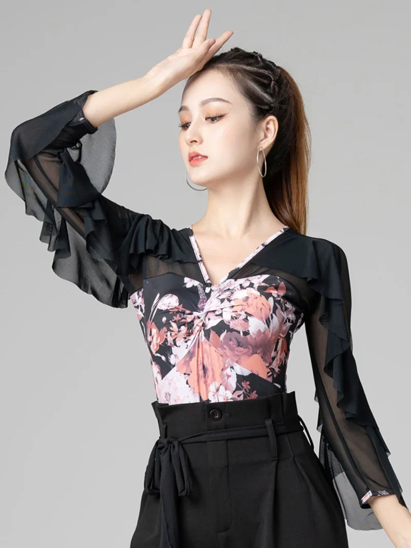 Комбинезон для латиноамериканских танцев с открытой спиной и V-образным вырезом
Комбинезон для латиноамериканских танцев с открытой спиной и V-образным вырезом