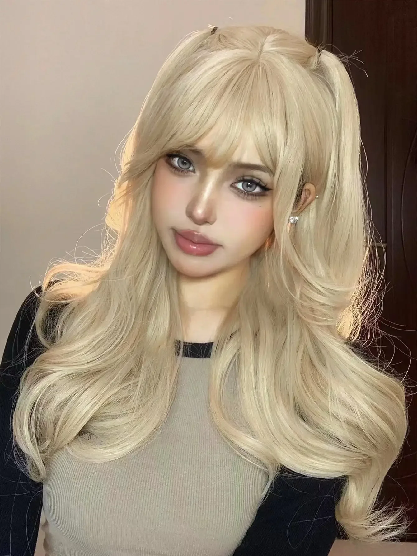 1-Piece Synthetic Heat Resistant Long Curly Wavy Hair With Bangs Wig Milk Tea Gold 24 Inch Fully Machine Woven Daily Natural Realistic Blonde Wig Christmas Y2k Gift
1-Piece Synthetic Heat Resistant Long Curly Wavy Hair With Bangs Wig Milk Tea Gold 24 Inch Fully Machine Woven Daily Natural Realistic Blonde Wig Christmas Y2k Gift