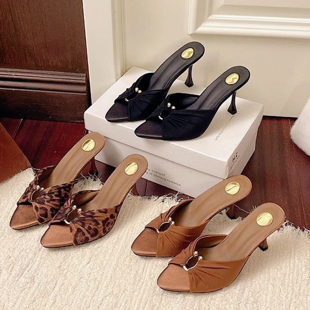 Minimalist Ruched Heeled Mules Pointed Open-toed Slippers with Metal Ring Thin Fashion Slippers Women's Shoes for Party Evening
Minimalist Ruched Heeled Mules Pointed Open-toed Slippers with Metal Ring Thin Fashion Slippers Women's Shoes for Party Evening