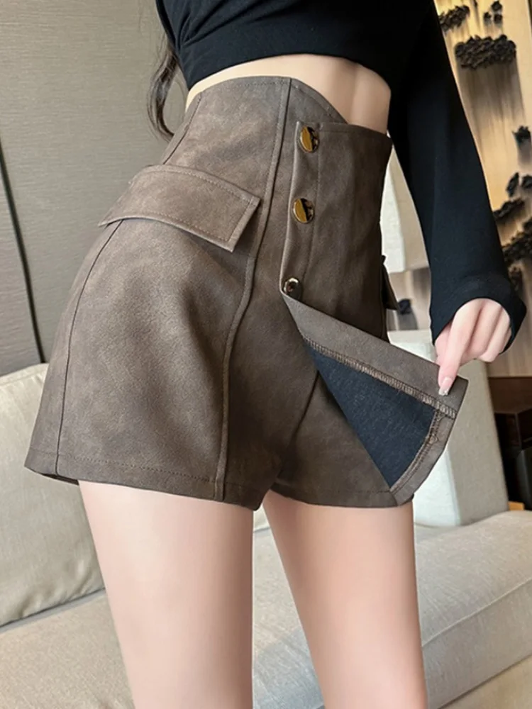 Irregular high waist leather shorts skirt women's new style design in autumn and winter retro hip wrap skirt pants
Irregular high waist leather shorts skirt women's new style design in autumn and winter retro hip wrap skirt pants