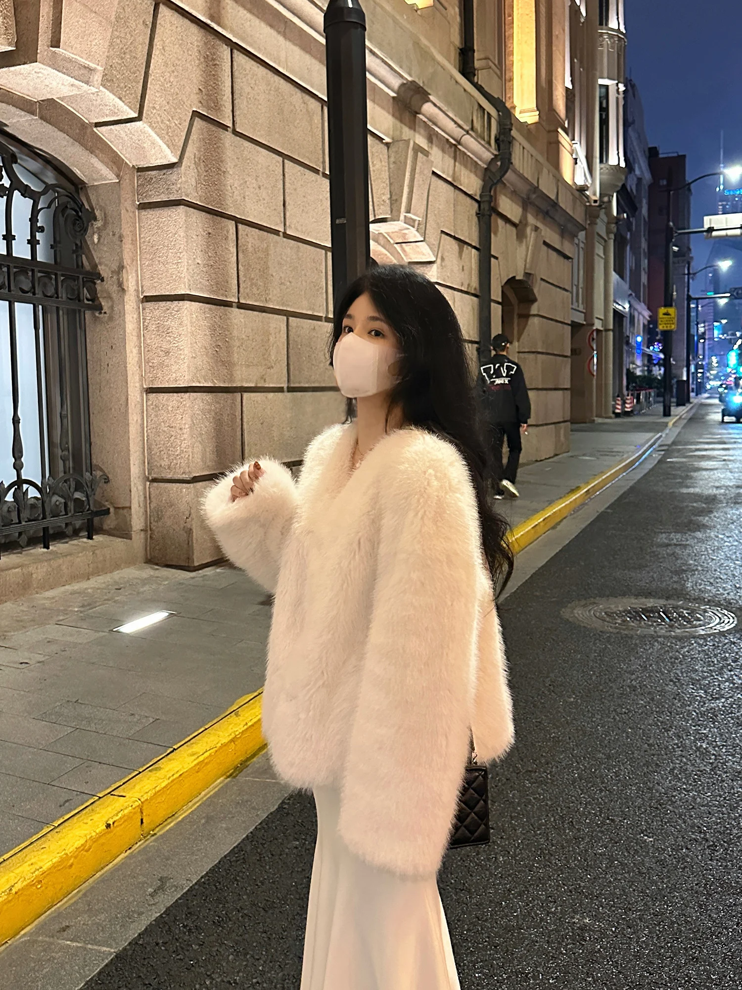 Корейская женская куртка из искусственной замши с мехом, модная, молодежная, экологичная, теплая, с длинными рукавами, V-образным вырезом, свободного кроя
Корейская женская куртка из искусственной замши с мехом, модная, молодежная, экологичная, теплая, с длинными рукавами, V-образным вырезом, свободного кроя