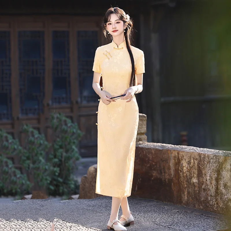 Желтое длинное платье-ципао в национальном стиле, улучшенное, в новом китайском стиле, для молодых женщин, 2026, новое, ретро, с коротким рукавом, летнее
Желтое длинное платье-ципао в национальном стиле, улучшенное, в новом китайском стиле, для молодых женщин, 2026, новое, ретро, с коротким рукавом, летнее