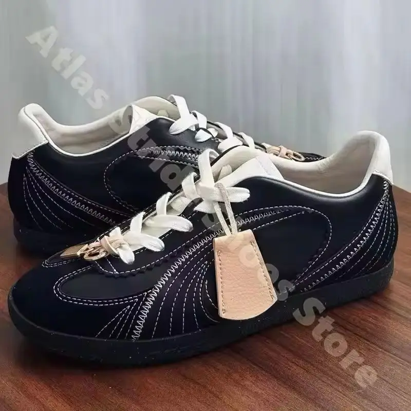Unisex Vintage Gloss Black Leather Curved White Stitch Retro Sneakers Removable Leather Tag Metal Lace Lock Low Tops Tend Shoes
Unisex Vintage Gloss Black Leather Curved White Stitch Retro Sneakers Removable Leather Tag Metal Lace Lock Low Tops Tend Shoes