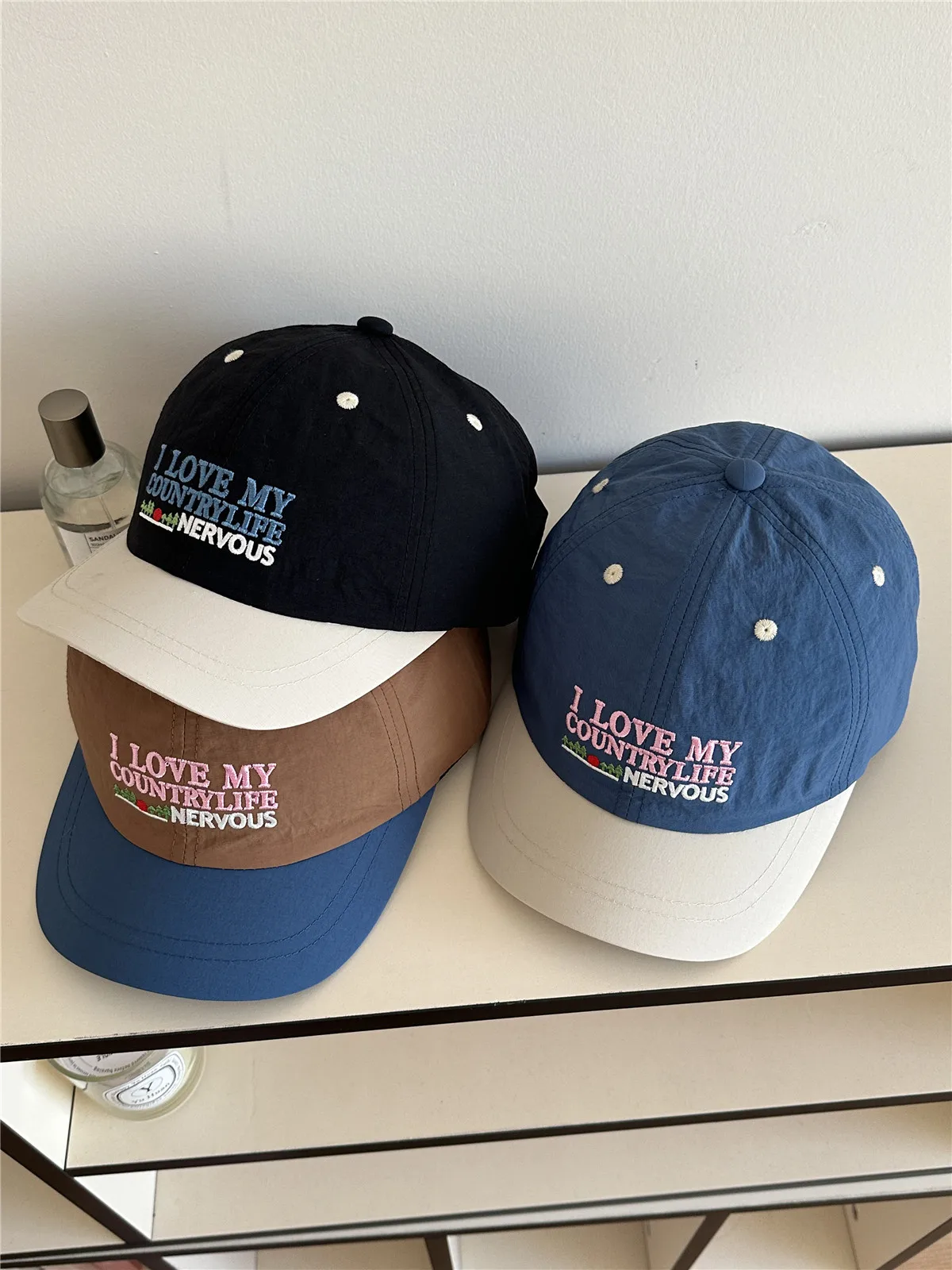 Short Brim Retro Soft Top Color Matching Peaked Cap for Women Korean Style New Fashion Letters Matching Baseball Cap
Short Brim Retro Soft Top Color Matching Peaked Cap for Women Korean Style New Fashion Letters Matching Baseball Cap