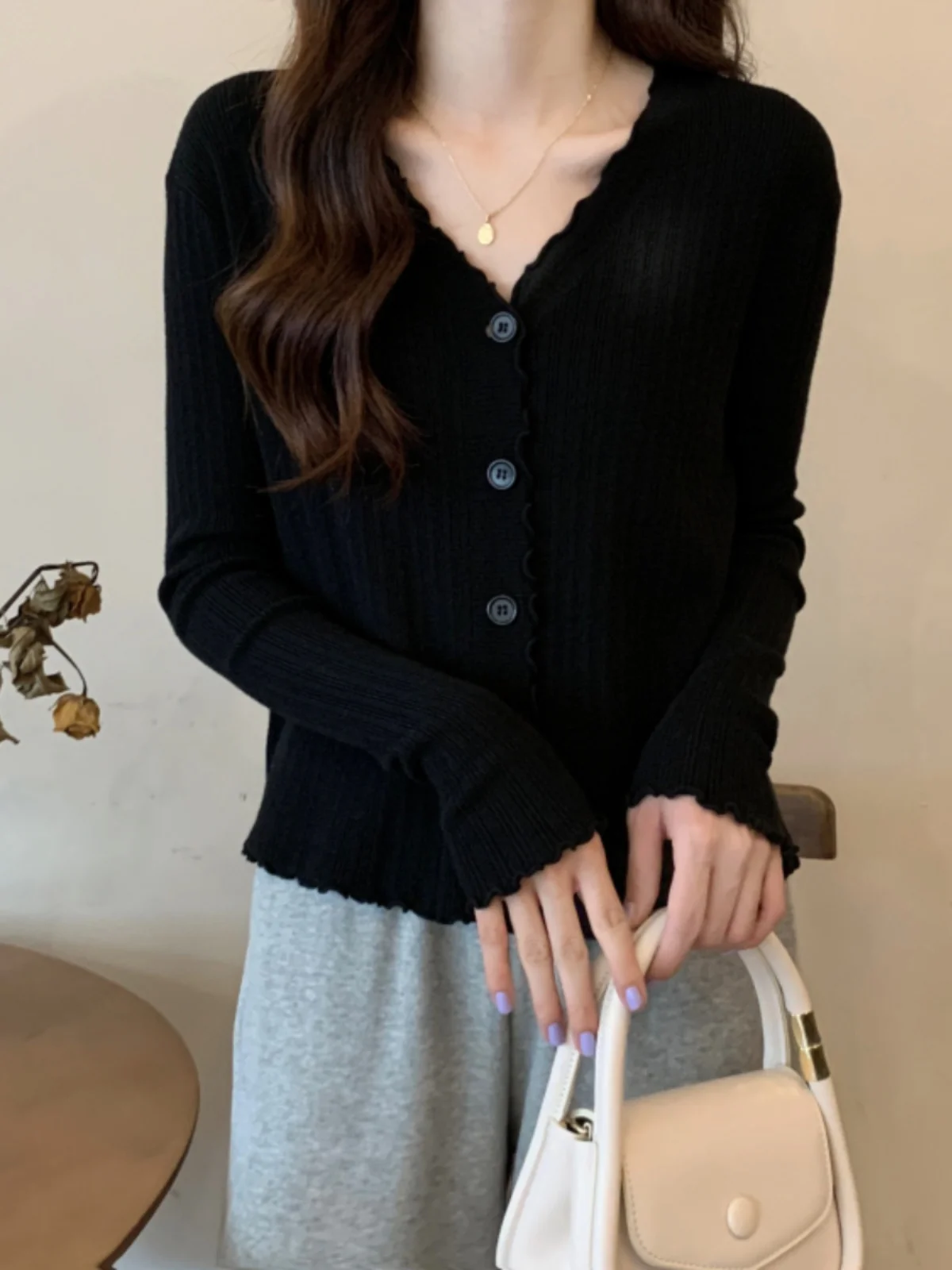 Black V-Neck Long Sleeve Knitted Sweater Loose Fit plus Size Conceals Flaws Spring New Style Women's Top Korean Style
Black V-Neck Long Sleeve Knitted Sweater Loose Fit plus Size Conceals Flaws Spring New Style Women's Top Korean Style