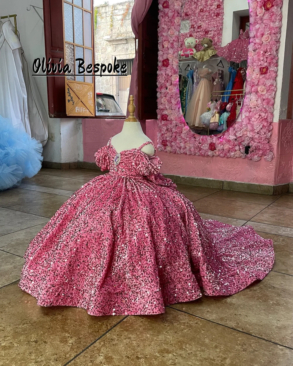 Pink Sequin Flower Girls Dresses For Wedding Party With Crystals Off The Shoulder Spaghetti Princess Prom Dress Customized
Pink Sequin Flower Girls Dresses For Wedding Party With Crystals Off The Shoulder Spaghetti Princess Prom Dress Customized
