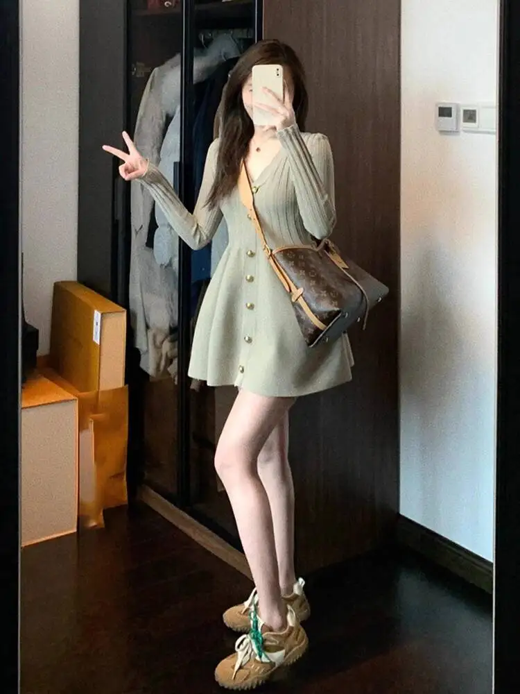 Women's Knitting Dress 2025 Autumn New French Chic V Neck Knit Dress Petite Friendly Slim Waist A Line Mini Dress
Women's Knitting Dress 2025 Autumn New French Chic V Neck Knit Dress Petite Friendly Slim Waist A Line Mini Dress