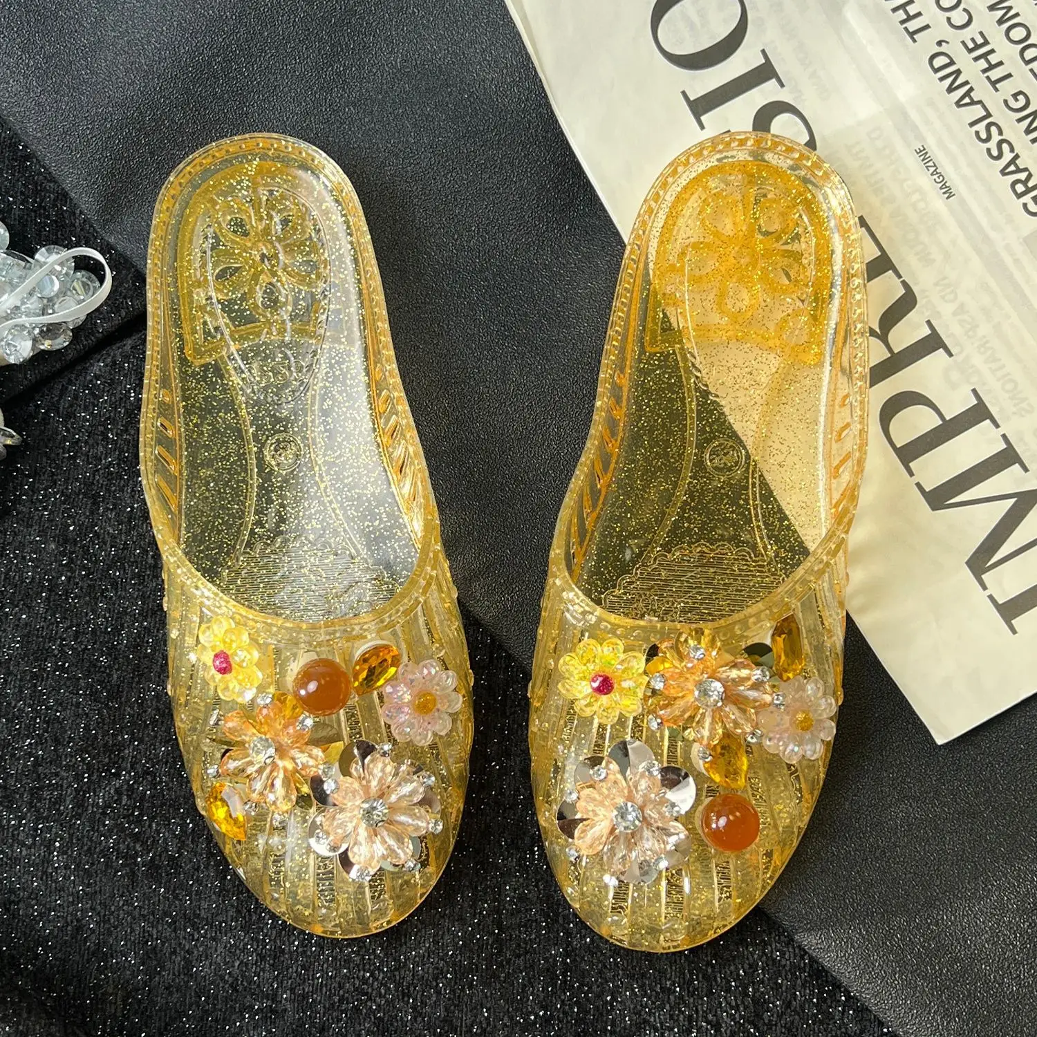 New Golden Flower Fashion Slippers Korean Ins Transparent Sweet Women Jelly Shoes Outdoor Daily Commuter Beach Shoes
New Golden Flower Fashion Slippers Korean Ins Transparent Sweet Women Jelly Shoes Outdoor Daily Commuter Beach Shoes
