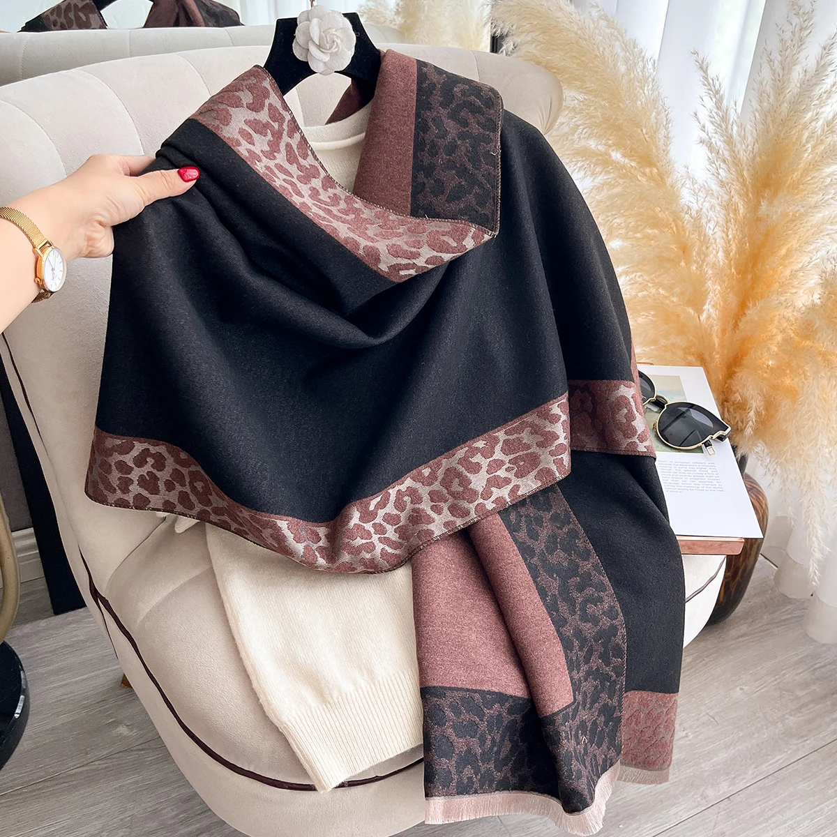 New Luxury Winter Cashmere Retro Leopard Print Scarf Women Warm Pashmina Poncho Scarves Fashion Shawl Thick Foulard Bufanda 2025
New Luxury Winter Cashmere Retro Leopard Print Scarf Women Warm Pashmina Poncho Scarves Fashion Shawl Thick Foulard Bufanda 2025