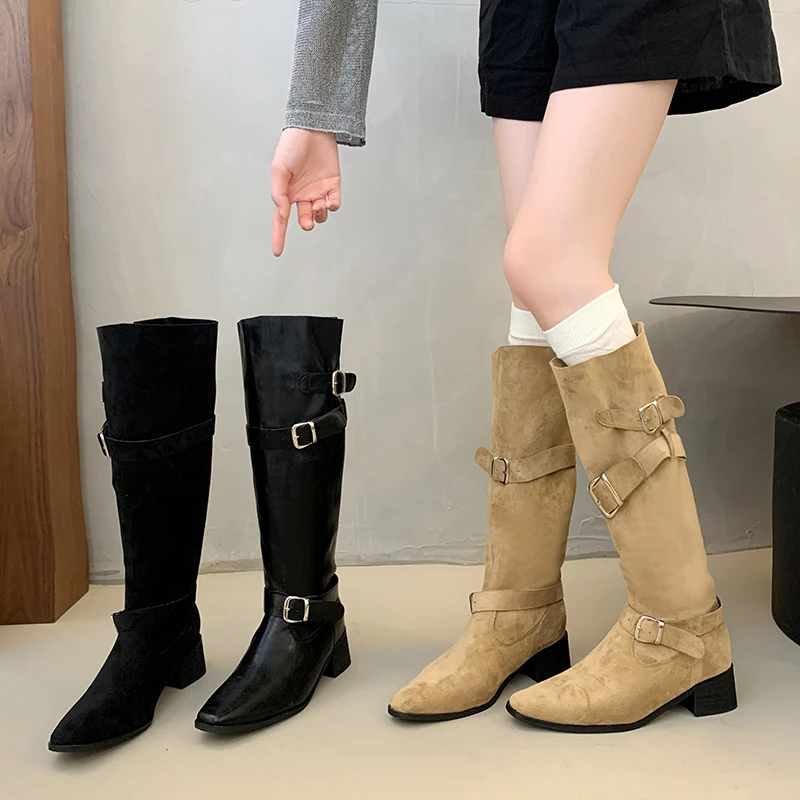 Зимние дизайнерские женские сапоги до колена с острым носком, модные туфли без шнуровки с пряжкой на ремне, лаконичные длинные рыцарские ботильоны на толстом каблуке
Зимние дизайнерские женские сапоги до колена с острым носком, модные туфли без шнуровки с пряжкой на ремне, лаконичные длинные рыцарские ботильоны на толстом каблуке