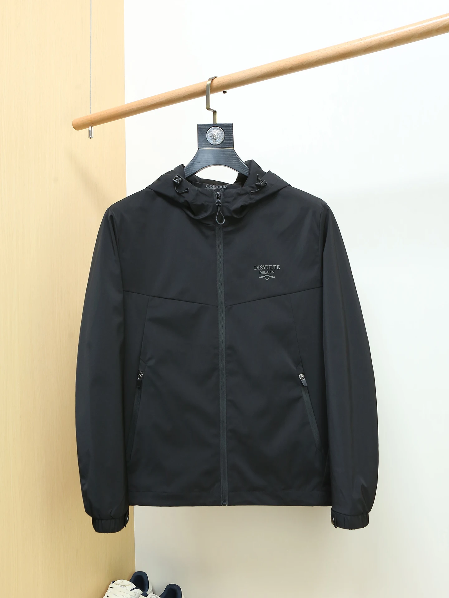 Европейская стильная высококачественная модная куртка с капюшоном для мужчин, простая повседневная универсальная молодежная куртка приталенного кроя, ветрозащитная верхняя одежда из полиэстера
Европейская стильная высококачественная модная куртка с капюшоном для мужчин, простая повседневная универсальная молодежная куртка приталенного кроя, ветрозащитная верхняя одежда из полиэстера