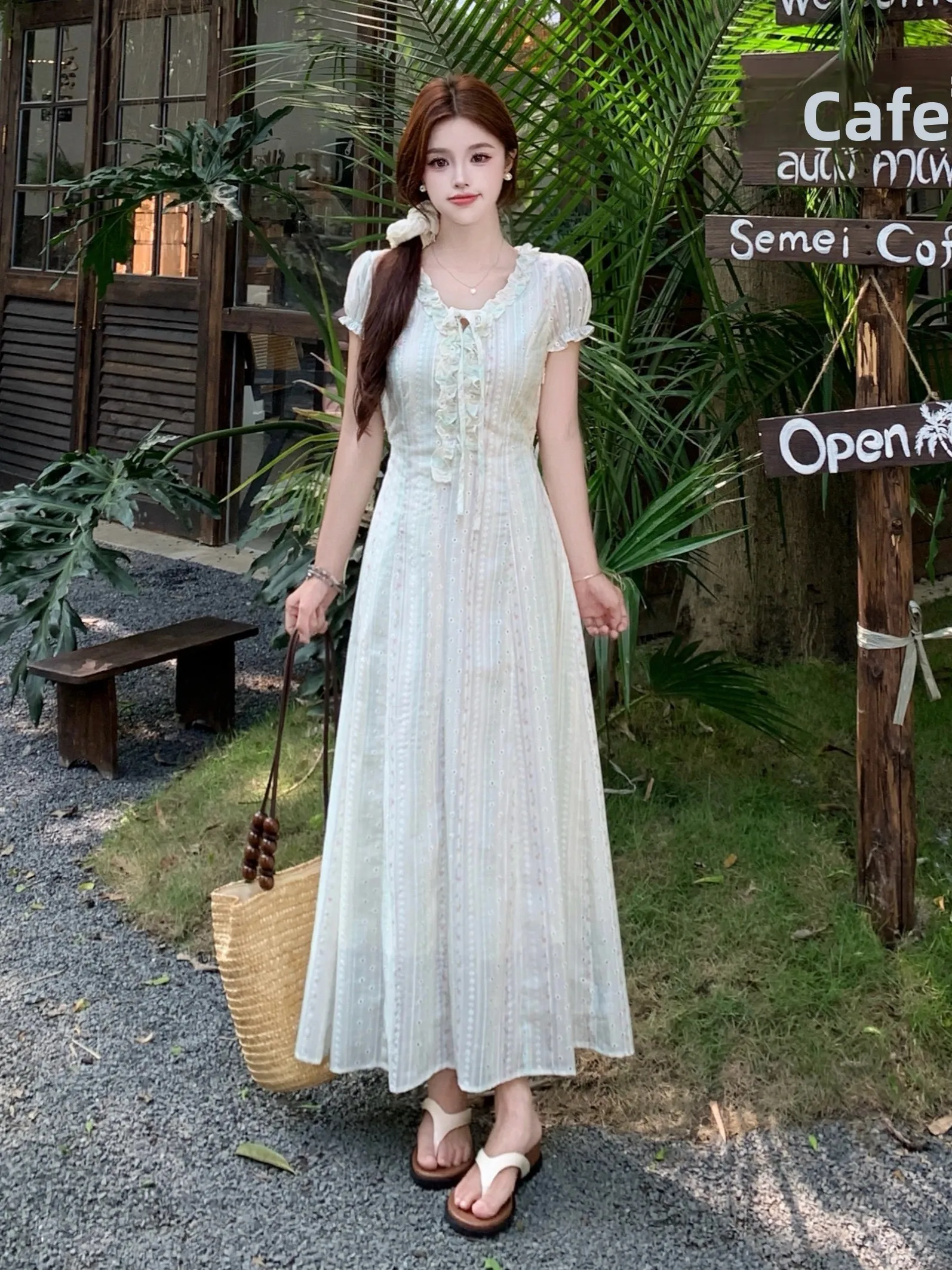 Sweet Bubble Sleeve Maxi Dress Slimming Waist Design V-Neck High Waist A-Line Skirt Polyester Fiber Summer New Style Korean C...
Sweet Bubble Sleeve Maxi Dress Slimming Waist Design V-Neck High Waist A-Line Skirt Polyester Fiber Summer New Style Korean C...