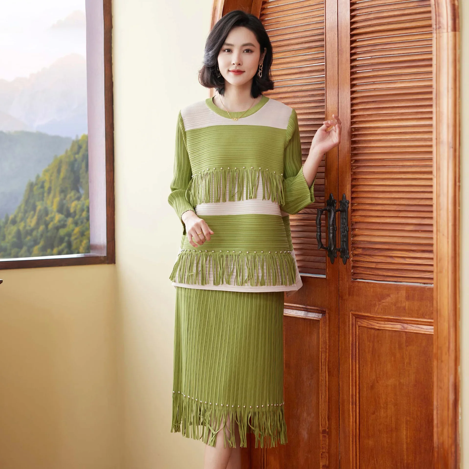 Miyake Pleated New Chinese Style Suit for Women 2024 New Tassel Design Large Size Fashionable and Beautiful Two-piece Suit Skirt
Miyake Pleated New Chinese Style Suit for Women 2024 New Tassel Design Large Size Fashionable and Beautiful Two-piece Suit Skirt
