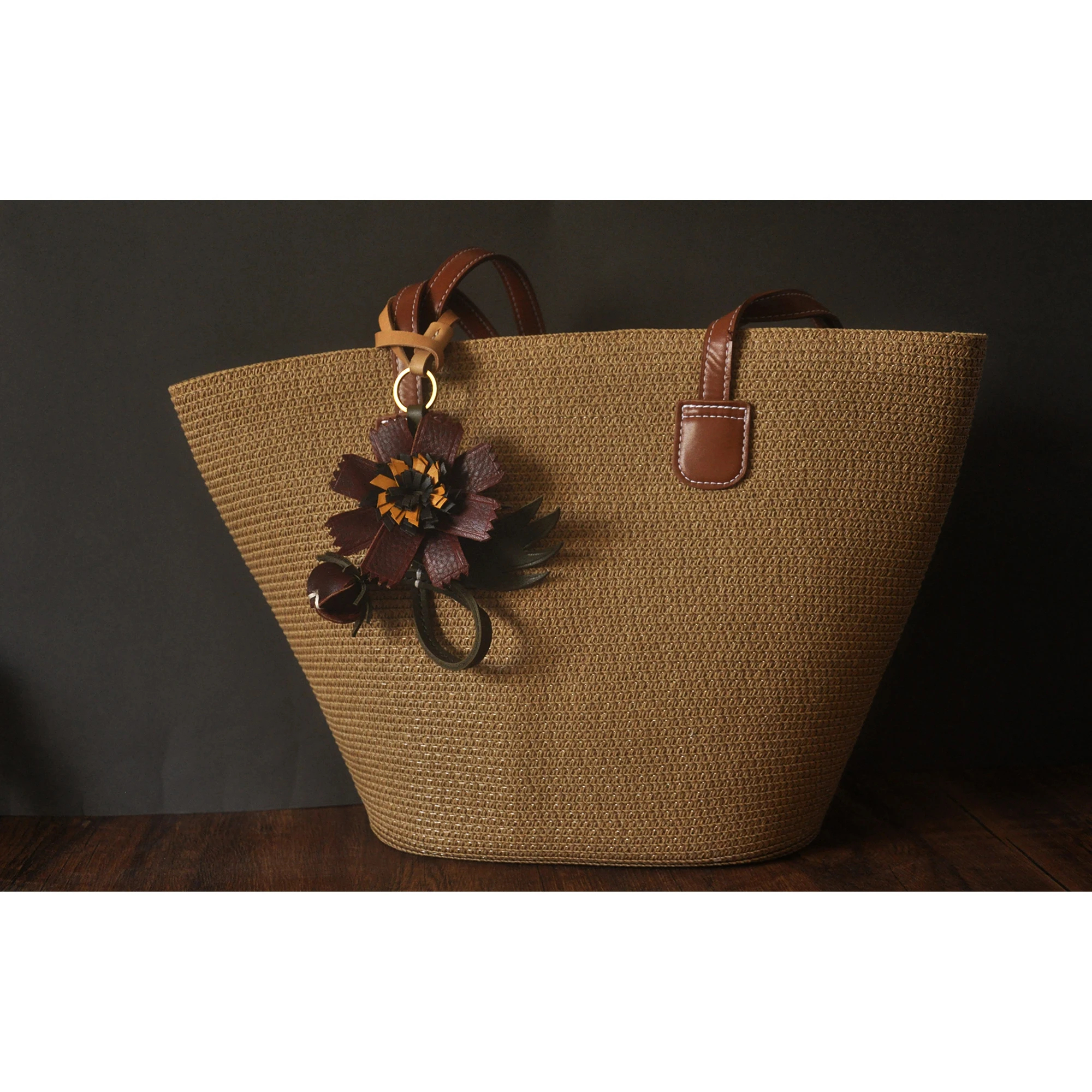 Genuine leather vegetable tanned cosmos simple creative versatile three-dimensional flower pure handmade cowhide key chain
Genuine leather vegetable tanned cosmos simple creative versatile three-dimensional flower pure handmade cowhide key chain