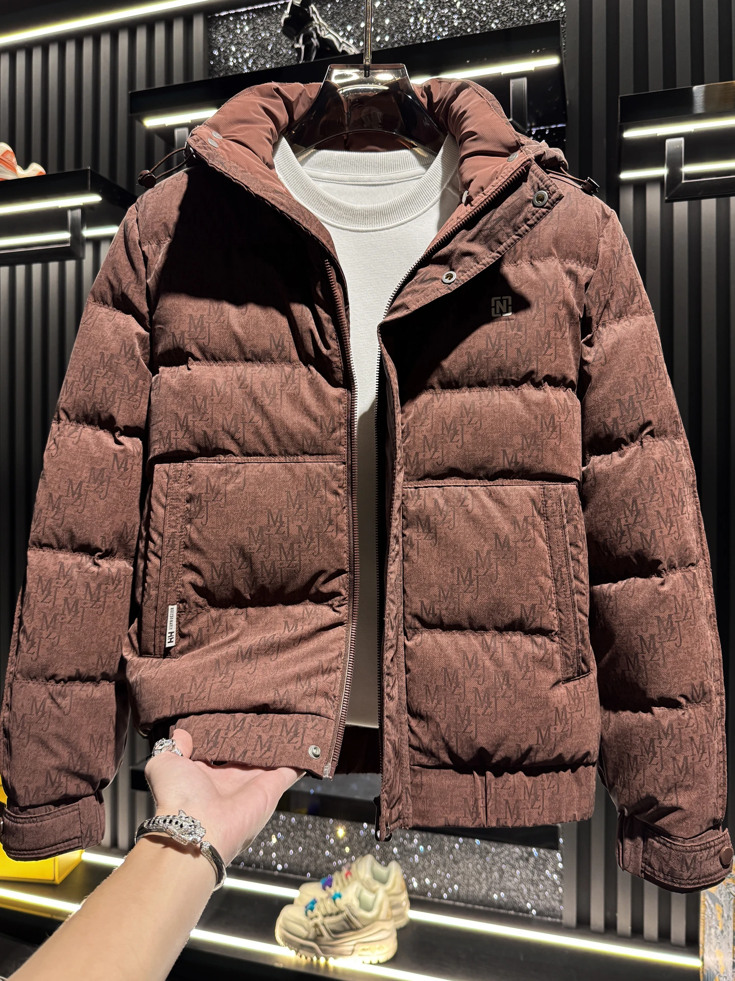 Мужская премиальная куртка с капюшоном и принтом, теплая, белая, из пуха, повседневная, укороченная, на молнии
Мужская премиальная куртка с капюшоном и принтом, теплая, белая, из пуха, повседневная, укороченная, на молнии