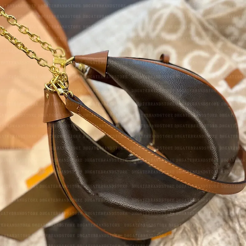 Luxury Fashion Women Handbag Designer Bags Patent Leather Wallets Leather Loop Bag with A Large Moon-shaped Design on The Side
Luxury Fashion Women Handbag Designer Bags Patent Leather Wallets Leather Loop Bag with A Large Moon-shaped Design on The Side