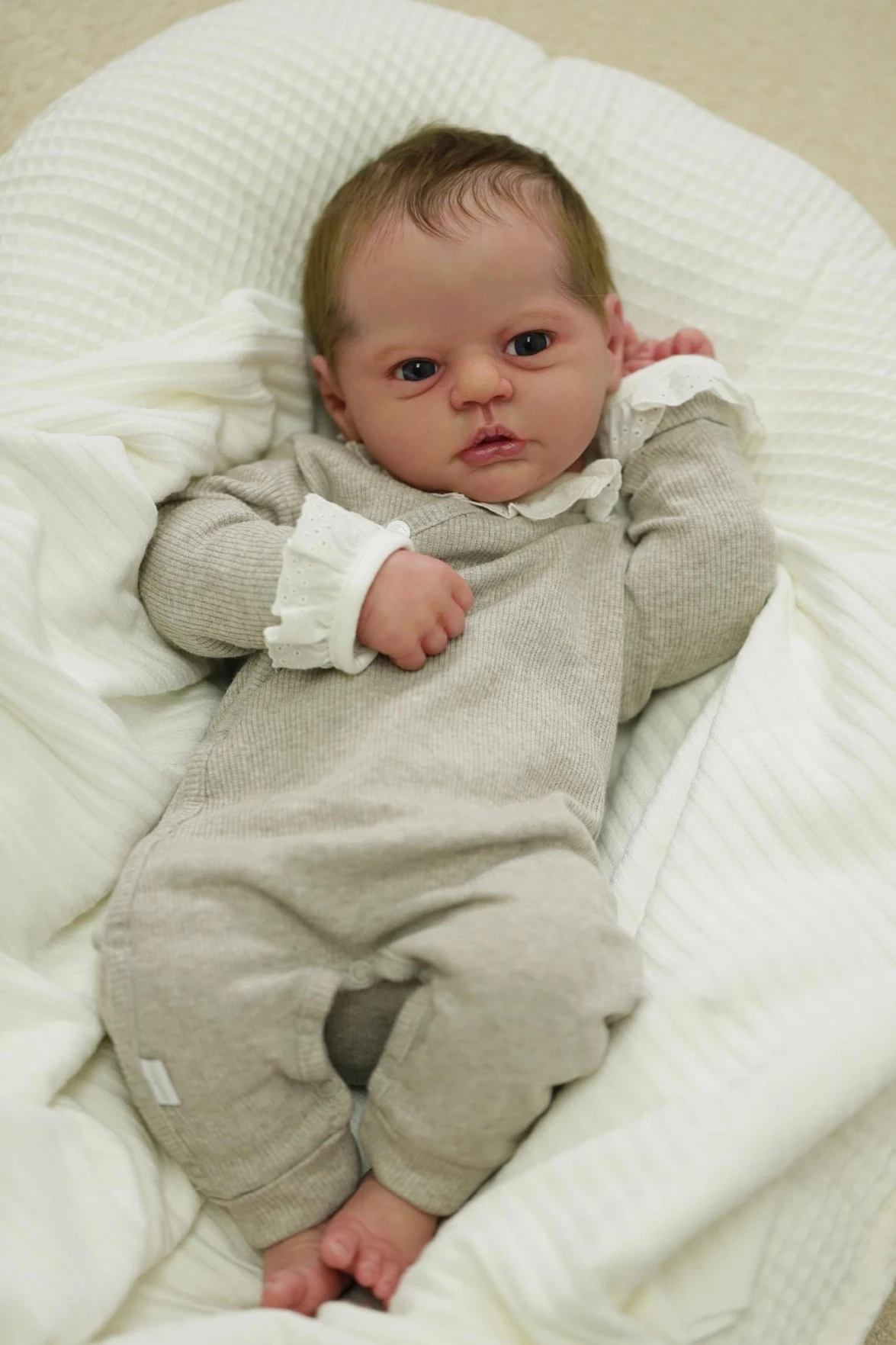 NPK 49 см Реалистичная кукла для новорожденных Evi Reborn Коллекционная художественная кукла с 3D-окрашенной кожей и венами Многослойная
NPK 49 см Реалистичная кукла для новорожденных Evi Reborn Коллекционная художественная кукла с 3D-окрашенной кожей и венами Многослойная
