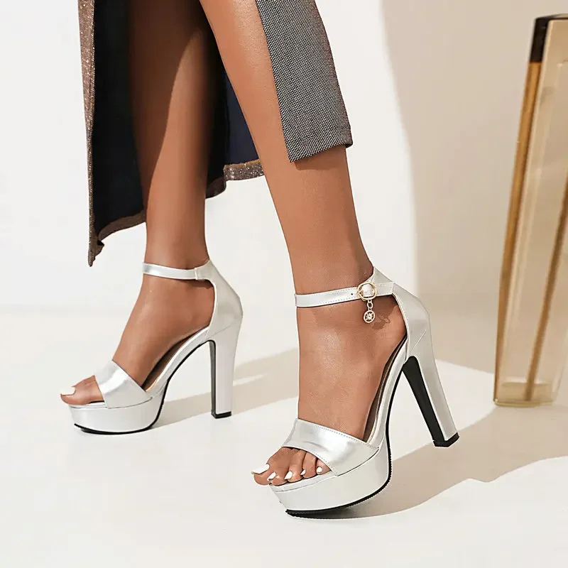 Сексуальные туфли-лодочки из искусственной лакированной кожи серебристого и золотого цвета на каблуке с открытым носком и пряжкой на ремешке, женские туфли небольшого размера 33, вечерние свадебные сандалии на платформе
Сексуальные туфли-лодочки из искусственной лакированной кожи серебристого и золотого цвета на каблуке с открытым носком и пряжкой на ремешке, женские туфли небольшого размера 33, вечерние свадебные сандалии на платформе