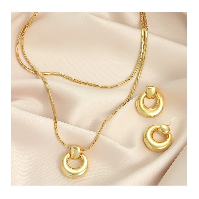 Retro Double-layer Stacked Belt Hollow Necklace Light Luxury Niche Unpopular High-end Fashion Collarbone Chain Necklace Stud Ear
Retro Double-layer Stacked Belt Hollow Necklace Light Luxury Niche Unpopular High-end Fashion Collarbone Chain Necklace Stud Ear