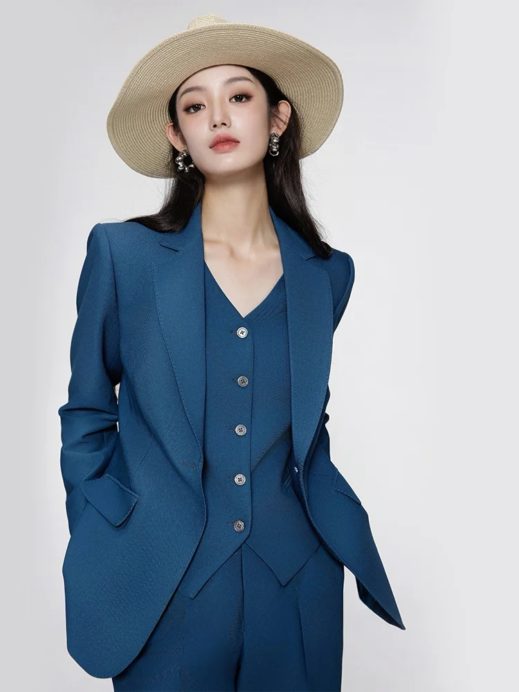 Элегантный женский синий костюм-двойка для офиса (осень-зима): простой комплект из топа и длинных брюк (100% хлопок)
Элегантный женский синий костюм-двойка для офиса (осень-зима): простой комплект из топа и длинных брюк (100% хлопок)