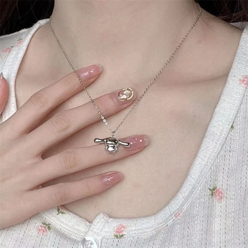 Милое женское ожерелье Sanrio Cinnamoroll для девочек, женское украшение, подвеска серебряного цвета, ювелирные изделия, праздничные подарки для друзей
Милое женское ожерелье Sanrio Cinnamoroll для девочек, женское украшение, подвеска серебряного цвета, ювелирные изделия, праздничные подарки для друзей