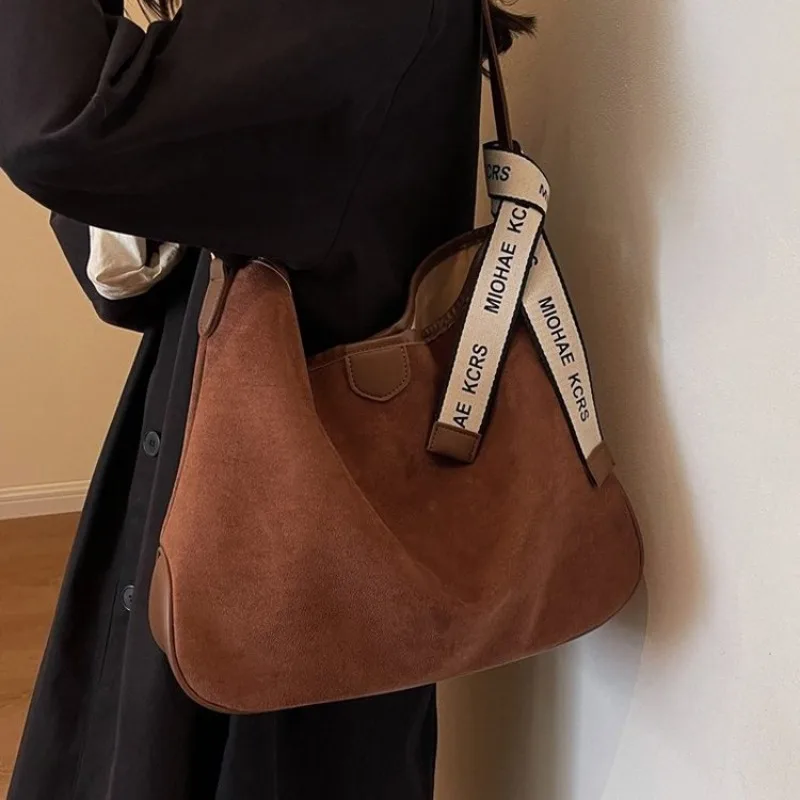 Minimalist Designer Casual Diaper Bags For Ladies Stylish Elegant Tote Bag Large Capacity Shoulder Bag Simple Leather Classic
Minimalist Designer Casual Diaper Bags For Ladies Stylish Elegant Tote Bag Large Capacity Shoulder Bag Simple Leather Classic