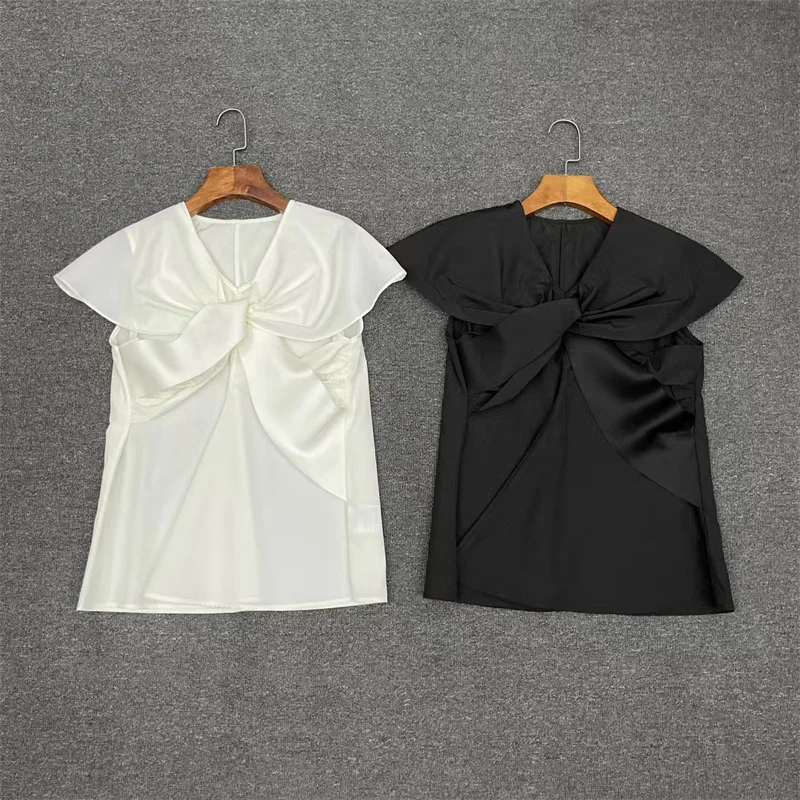 Niche women's clothing 2024 spring/summer new item overlapping pleated structure design V-neck short sleeved top
Niche women's clothing 2024 spring/summer new item overlapping pleated structure design V-neck short sleeved top