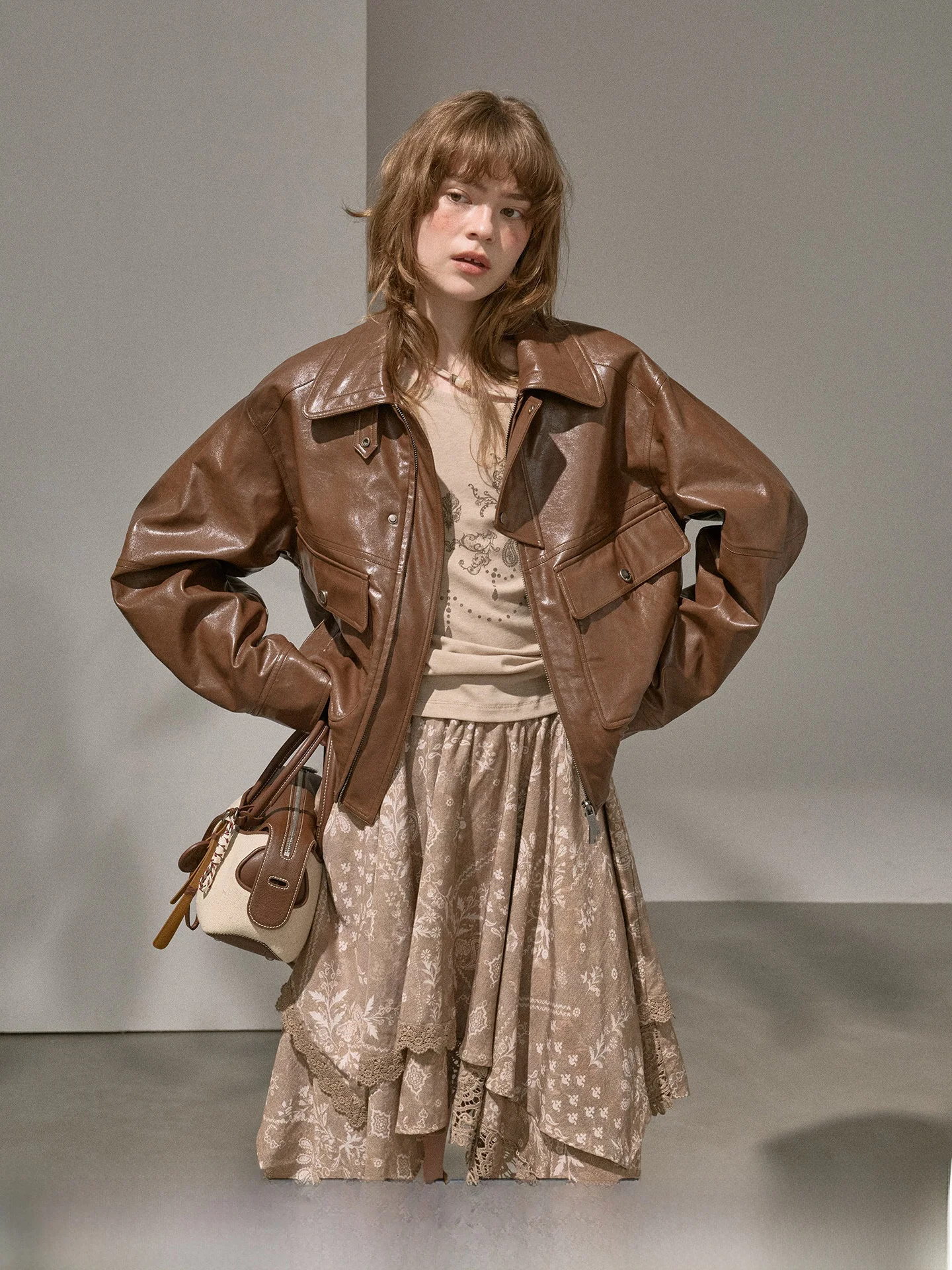 DIDDI MODA Leather Jaet with Big kets Oil Wax Motorcycle Sle Brown Slim Fit Coat Turn-down Collar Faionable Outerwear
DIDDI MODA Leather Jaet with Big kets Oil Wax Motorcycle Sle Brown Slim Fit Coat Turn-down Collar Faionable Outerwear